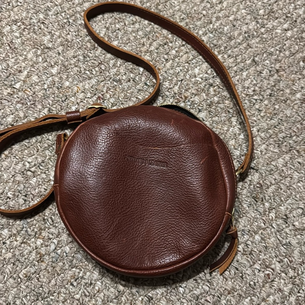 Portland leather crossbody circle in very good condition.